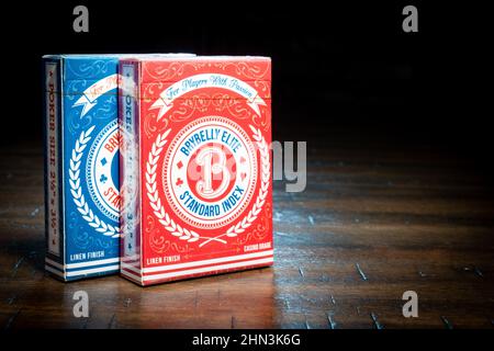 SAINT CLOUD, MINNESOTA - 11. FEBRUAR 2022: Zwei Packs Brybelly Elite Spielkarten sitzen auf einem Holztisch. Stockfoto