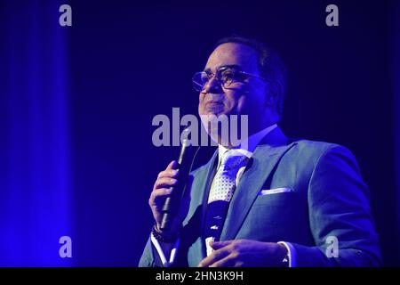 Miami, FL, USA. 12th. Februar 2022. Gilberto Santa Rosa spielt live auf der Bühne während des Camínalo Tour Konzerts im James L. Knight Center am 12. Februar 2022 in Miami, Florida. Kredit: Mpi10/Media Punch/Alamy Live Nachrichten Stockfoto