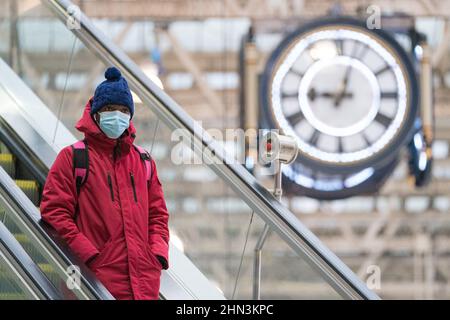 File Photo vom 27/01/22 von Pendlern am Bahnhof Waterloo in London, als die Bürobesuche in der letzten Januarwoche anspiegelten, als die Beschränkungen aufgehoben wurden, zeigen neue Daten von einem der größten Büroanbieter des Landes. Stockfoto