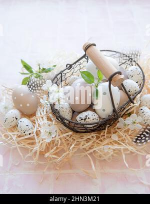 Ein Korb mit Ostereiern auf Stroh Stockfoto