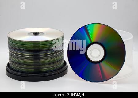 Ein Stapel von CDs auf dem Spool, isoliert auf weißem Hintergrund. Stapel von Compact Disc. Stockfoto