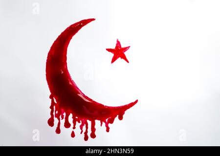 Islamisches Symbol, Halbmond und Stern, mit Blut auf weißem Hintergrund gekritzelt Stockfoto