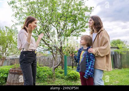 Muttertagskonzept. Zwei Söhne gratulieren Mama Stockfoto