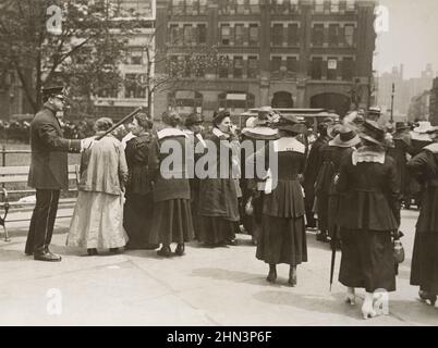 Vintage-Foto von 5.000 Frauen im City Hall, New York, Registry Riot. Februar 1918 5.000 Frauen im Rathaus, New York, RegisterAufruhr. Polizisten machen klar Stockfoto