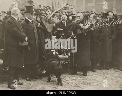 Vintage-Foto von Clemenceau erhält Blumen bei Friedensdemonstrationen in Paris. Dezember 1918 George Clemenceau, französischer Premierminister, präsentiert mit einer Bouqu Stockfoto