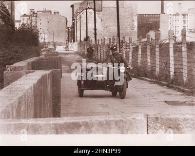 Vintage-Foto der Berliner Krise von 1961: Der Bau der Mauer zwischen Mauer und Stacheldraht in Kreuzberg ist eine von der Volkspolizei kontrollierte "Tote" Straße. Stockfoto