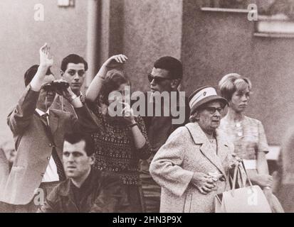 Vintage-Foto der Berliner Krise von 1961: Mauerweinbau in West-Berlin. Ein junges Paar in West-Berlin blickt über die Trennlinie auf Family Stockfoto