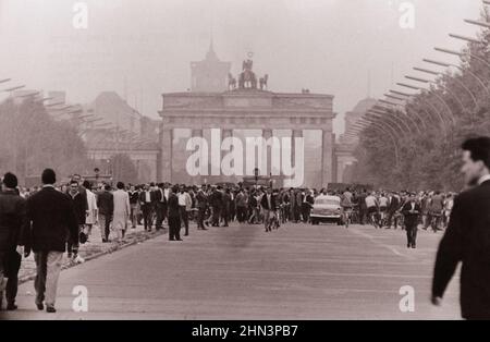 Vintage-Foto der Berliner Krise von 1961: Mauerbau Massen von West-Berliner stehen vor dem heute geschlossenen Brandenburger Tor, früher ein Prinzip Stockfoto