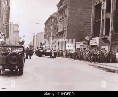 Vintage-Foto der Berliner Krise von 1961: Mauerbau. Patton Tanks der Firma F, 40 Panzerung in der Friedrichstraße, Deckengestelle der 2nd Stockfoto