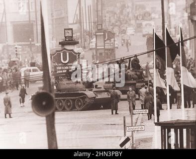 Vintage-Foto der Berliner Krise von 1961: Mauerbau. Sowjetische Panzer, die am Vortag in einer Machtshow gegen amerikanische Autos mit Mil Stockfoto