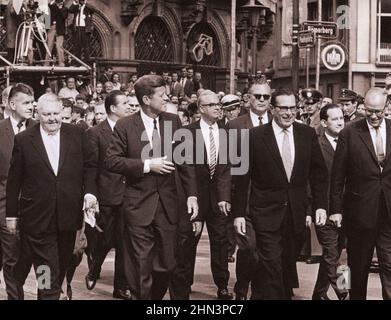 Vintage-Foto der Berliner Krise von 1961: Mauerbau. Der Präsident geht von der historischen Frankfurter Paulskirche mit führenden deutschen Beamten zu Fuß. Auf dem Stockfoto