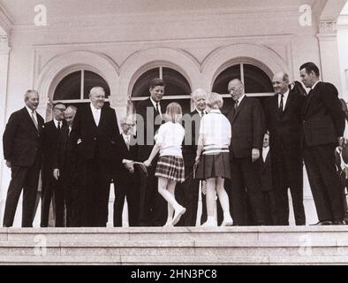 Vintage-Foto der Berliner Krise von 1961: Mauerbau. Von Links Nach Rechts: Kurt Georg Kiesinger, Ministerpräsident Von Baden-Wuerttenberg; Horwart Stockfoto