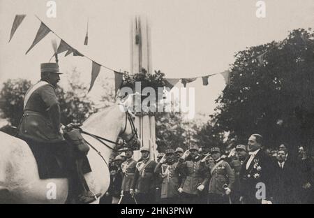 König Ferdinand I. von Rumänien vor einer Gruppe von Soldaten. 1927 Ferdinand (Ferdinand Viktor Albert Meinrad; 1865–1927), mit dem Spitznamen Întregitorul ('die Stockfoto