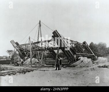 Das Vintage-Foto aus dem 19th. Jahrhundert von Bauarbeiten am Eiffelturm. 1887. Paris, Frankreich. Stockfoto