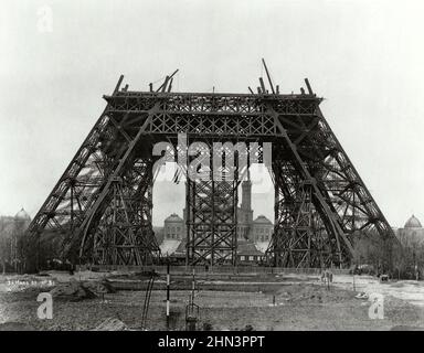 Das Vintage-Foto des Eiffelturms aus dem 19th. Jahrhundert im Bau. (Baustelle Eiffelturm). Paris, Frankreich. 1887-1889 Stockfoto