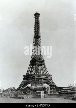 Das Vintage-Foto aus dem 19th. Jahrhundert von Bauarbeiten am Eiffelturm. März 1889. Paris, Frankreich. Stockfoto