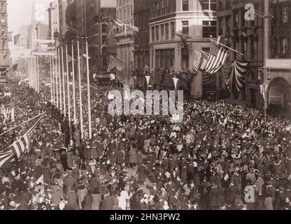 Waffenstillstandstag in New York City. Menschenmenge vor der öffentlichen Bibliothek, Tag der Unterzeichnung des Waffenstillstands. USA. 11. November 1918 Stockfoto