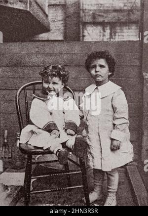 Untergang der 'Titanic'. 1912 die beiden kleinen Franzosen, Lolo und Louis Navretil (Edmond und Michel Navratil), entkommen dem Schiffbruch der Titanic. Stockfoto