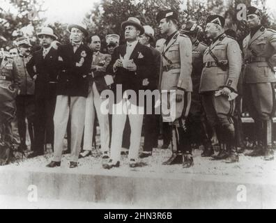 Vintage-Foto von Benito Mussolini stehend, bei der Eröffnung der Nationalen Faschistischen Schule für Körpererziehung, mit Generälen Bazan, Bettatai, Turati, Melch Stockfoto