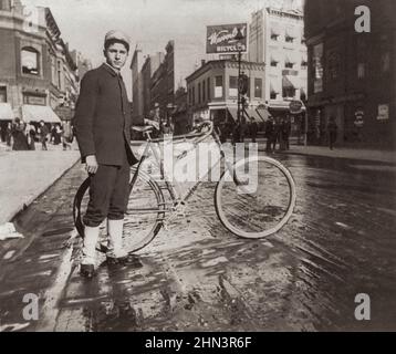 Vintage-Foto von Straßentypen von New York City: Messenger Boy und Fahrrad. USA. 1896 Stockfoto