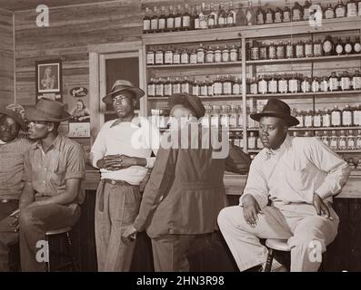 Vintage-Foto des amerikanischen Südens im Jahr 1940s. Juke hat sich in der Belle Glade-Gegend, im Gemüsebereich von Süd-Zentral-Florida, mit einer Bar und einem Gemeinschaftsbereich begesetzt. Februar 1941 Stockfoto