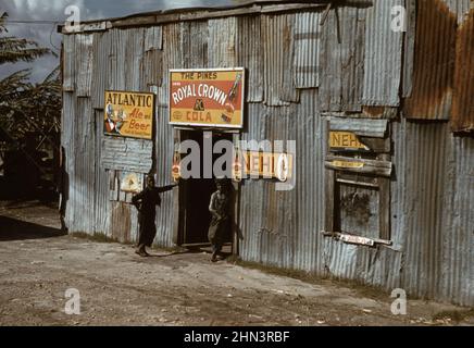 Vintage-Foto des amerikanischen Südens im Jahr 1940s. Schwarze Wanderarbeiter von einem „Juke Joint“ (?), Belle Glade, Florida. Februar 1941 Von Marion Post Wolco Stockfoto