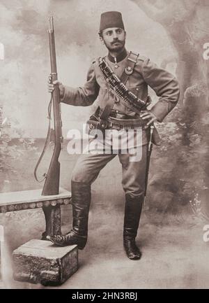 Vintage-Foto des türkischen Soldaten von der salonikanischen Front, mit Gewehr und Bajonett. Osmanisches Reich. 1915-1917 Stockfoto