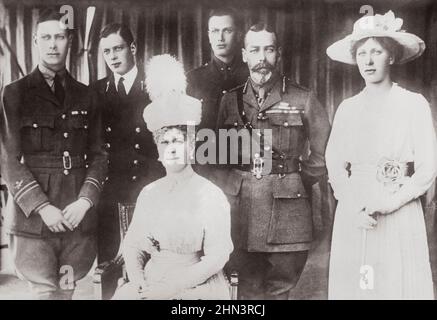 Vintage-Foto von Mitgliedern der britischen Königsfamilie, darunter: (Von links nach rechts) Albert (später George VI), George, Herzog von Kent; Queen Mary of Teck, He Stockfoto