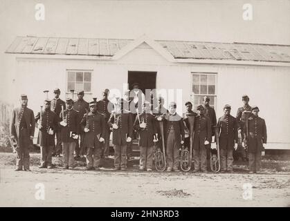 Amerikanischer Bürgerkrieg. Band von 107th US-farbigen Infanterie-Gruppe von zwanzig afroamerikanischen Soldaten mit Musikinstrumenten in Arlington, Virginia. 186 Stockfoto