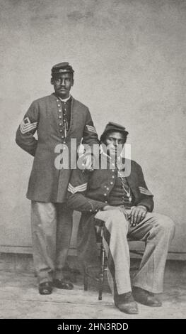 Amerikanischer Bürgerkrieg. Zwei nicht identifizierte afroamerikanische Soldaten in Uniformen des Unteroffiziers der Union. Zwischen c. 1863-1865 Stockfoto