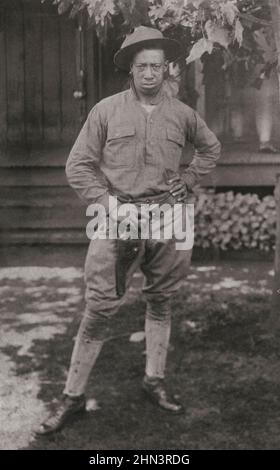USA im Ersten Weltkrieg. Afroamerikanischer Soldat in Uniform und Wahlkampfhut mit Handfeuerwaffe in Holster. 1917-1918 Stockfoto