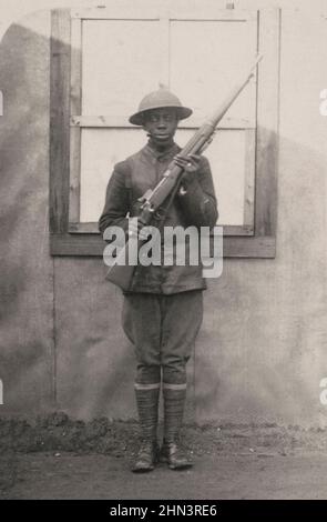 USA im Ersten Weltkrieg African American Soldier in Uniform und Helm mit Gewehr. 1917-1918 Stockfoto