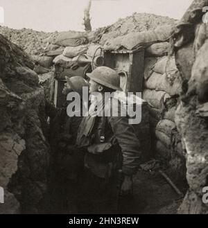 Vintage-Foto des Ersten Weltkriegs 1914-1918. Britische Soldaten in einem Liniengraben auf dem Balkan (mazedonische Front). 1915-1918 Stockfoto