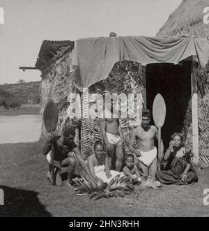 Vintage-Foto einer Gruppe von Kanaka Maoli, die Poi auf den Hawaiianischen Inseln essen (vor der Grashütte). 1896 Ureinwohner Hawaiis sind die indigenen Polynesien Stockfoto