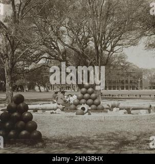 Vintage-Foto von Kanonen und Patronen, die bei der Belagerung von Yorktown gefangen genommen wurden, 19. Oktober 1781. Fortress Monroe, Virginia. USA. 1905 die Belagerung von Yorktown Stockfoto