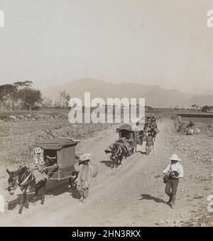 Vintage-Foto von chinesischen Männern in traditioneller Kleidung und Eselskarren auf dem Weg zu den Gräbern der Ming-Dynastie. Nordchina. November 1902 Stockfoto