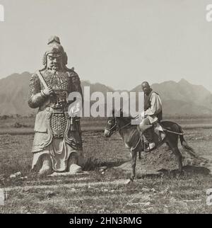 Vintage-Foto des chinesischen Mannes in traditioneller Kleidung und mit Schlange auf einem Esel in der Nähe eines Steinsoldaten in der berühmten Allee der Steintiere (Ming Stockfoto