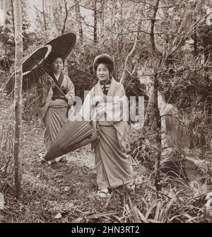 Vintage-Foto von japanischen Frauen mit Sonnenschirmen und Kimono. 1905 Stockfoto