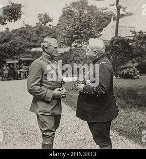 Vintage-Foto des Marschalls von Frankreich Joseph Joffre und Generalmajor John J. Pershing in Governor's Gardens. Paris, Frankreich. 1918 Stockfoto