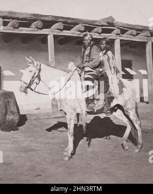 Vintage-Foto von Apache Indian und seiner Squaw. USA. 1873 Stockfoto