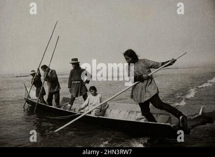 Von der Expedition nach Kamtschatka und den Commander Islands durch den berühmten polnischen Naturforscher und Arzt. Benedykt Dybowski ein längliches Holzboot, auf which Stockfoto