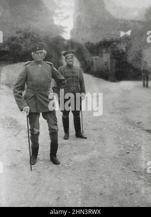 Graf Haeseler auf einem Spaziergang hinter der Front. 1917 Gottlieb Ferdinand Albert Alexis Graf von Haeseler (1836 – 1919) war ein deutscher Offizier der Stockfoto