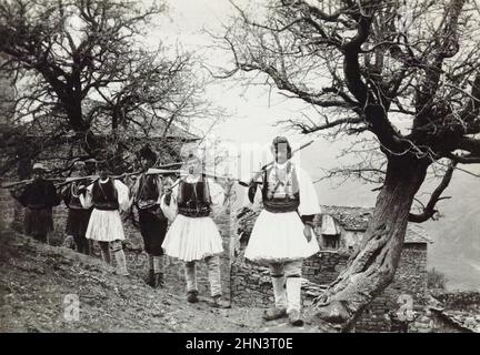 Vintage-Foto von unregelmäßigen albanischen Hilfssoldaten. Koblarë, Albanien. 1917-1918 Dieses Foto, aufgenommen um 1917-18, zeigt unregelmäßige albanische s Stockfoto