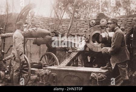 Vintage-Foto des italienischen Kanoners, der eine 305-Millimeter-Kanone beladen hat. 1918 Dieses 1918 aufgenommene Foto zeigt italienische Soldaten, die einen Artilleriekuchen anfertigen Stockfoto