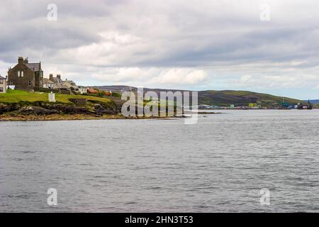 Haus auf einer Halbinsel am Meer in Lerwick, Shetland Stockfoto