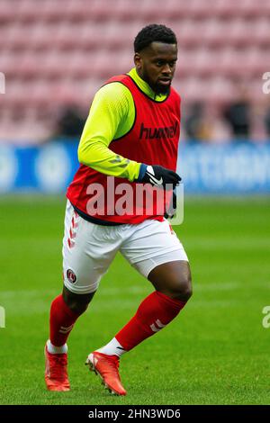 Charlton Athletic's Diallang Jaiyesimi erwärmt sich auf dem Spielfeld vor dem Sky Bet League One Spiel im DW Stadium, Wigan. Bilddatum: Samstag, 12. Februar 2022. Stockfoto