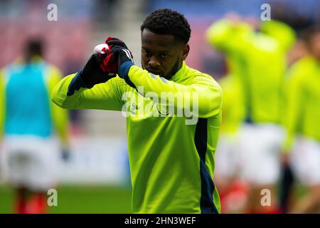 Charlton Athletic's Diallang Jaiyesimi erwärmt sich auf dem Spielfeld vor dem Sky Bet League One Spiel im DW Stadium, Wigan. Bilddatum: Samstag, 12. Februar 2022. Stockfoto