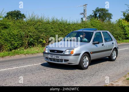 2001 silberner Ford Fiesta Flug 1299cc Benziner 2D auf dem Weg zur Capesthorne Hall Classic Car Show im Juli, Ceshire, Großbritannien Stockfoto