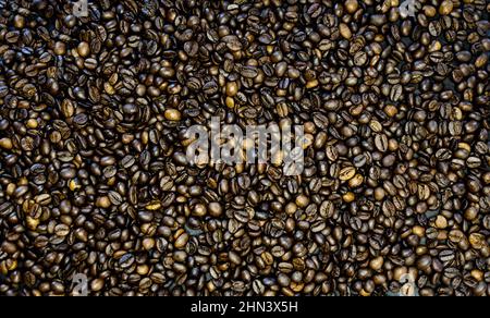 Geröstete Kaffeebohnen Hintergrund. Draufsicht. Kaffeestruktur Stockfoto