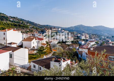 Canillas de Albaida, Spanien - 13. Februar 2022: Kleines Dorf im Hinterland Andalusiens mit weiß getünchten Häusern Stockfoto